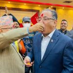सर्वोच्चको फसैलाको खुसीयालीमा प्रचण्ड र माधवले एकले अर्कालाई लड्डु खुवाए !