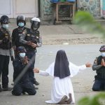 विश्वभर भाइरल बन्यो प्रहरीसँग हात फैलाएको तस्वीर ‘बरू मलाई गोली हान्नुस्’