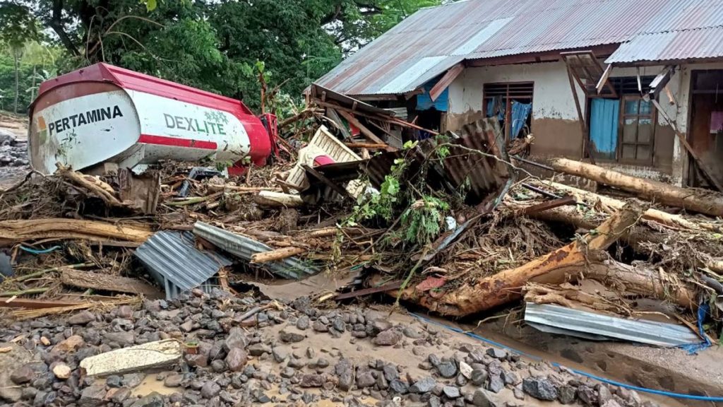 इण्डोनेसिया र पूर्वी टिमोरमा बाढी र पहिरोका कारण कम्तीमा ५० जनाको मृत्यु