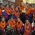 महिला भलिबल च्याम्पियनसिपको उपाधि विजेता नेपाली महिला टोलीलाई विमानस्थलमा भव्य स्वागत