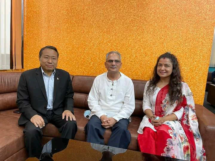 एअरपोर्टमा बाबुराम, बर्षमान र रेखाको जम्का भेट, बाबुरामले लेखे ‘नलाऊ माया दुइतिर..’