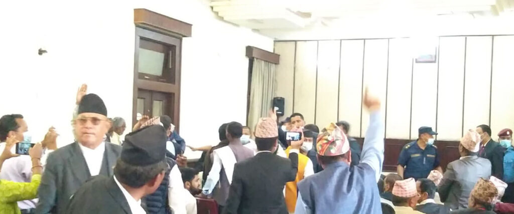 निर्वाचन आयोगले बोलाएको सर्वदलीय बैठकमा नाराबाजी