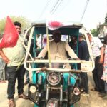 साइकल मन्त्रीको चर्चा पाएका पूर्वमन्त्री पण्डित आफैं अटो रिक्सा चलाएर चुनावी घरदैलोमा