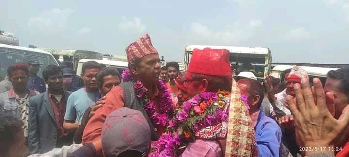 देउवाको गृहजिल्लामा पराजयपछिको हार्दिकता : हारेका र जितेकाले एकअर्कामा पहिर्‍याए फुलमाला !