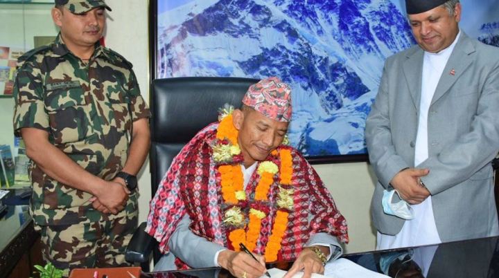 मन्त्री पद सपथ लिदै मेटमणि चौधरीले भने- ‘थ्री हण्ड्रेड, फोर हण्ड्रेडको स्पीडमा हिँड्छु’