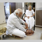 आमाको खुट्टा धोएर मोदीले लिए आशीर्वाद