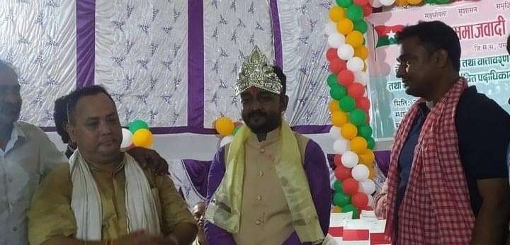 नवनियुक्त वनमन्त्री यादवलाई गृहनगरमा चाँदीको मुकुट र ५१ किलोको माला लगाएर स्वागत