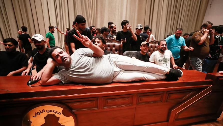 इराकमा संसद् भवनमा प्रवेश गरी प्रदर्शनकारीले नाचगान गर्दै टेबलमा सुते