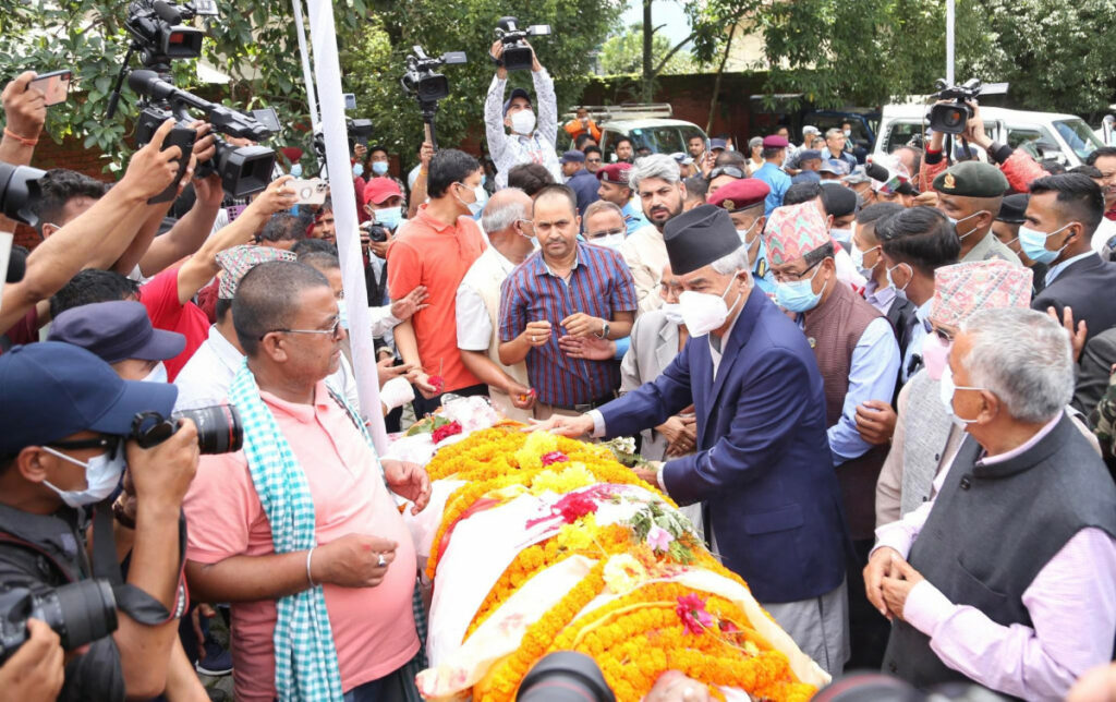 सभापति देउवाले गिरिको पार्थिव शरीरमाथि पार्टीको झन्डा ओढाएर श्रद्धाञ्जली अर्पण