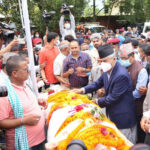 सभापति देउवाले गिरिको पार्थिव शरीरमाथि पार्टीको झन्डा ओढाएर श्रद्धाञ्जली अर्पण