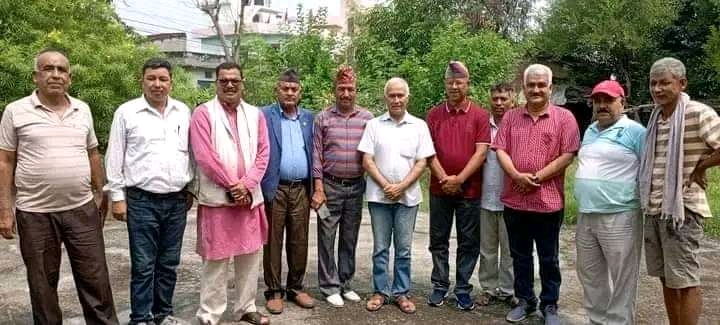 पुस्करनाथलाई फकाउँदै कांग्रेस नेताहरू !