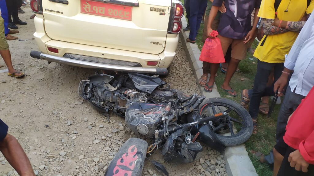 धनगढीमा स्कारपियोले मोटरसाइकल र साइकललाई ठक्कर दिँदा दुर्घटना, ४ जना घाइते