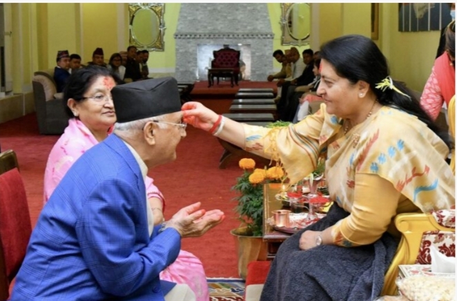 राष्ट्रपतिको हातबाट टीका लगाउन ओली दम्पत्ती शीतल निवासमा पुगे