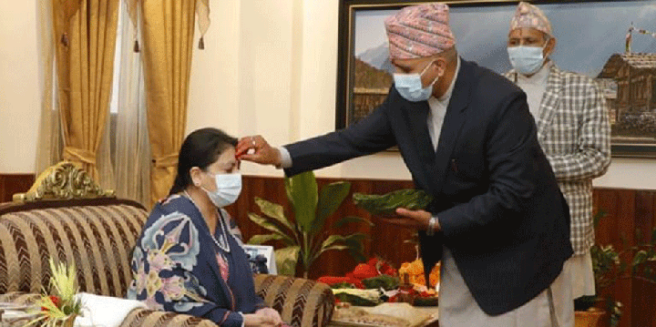राष्ट्रपति भण्डारीले लगाइन् गुरूहरूको हातबाट टीका