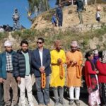 डडेल्धुरामा देउवाकाे स्वागतका लागि  प्रतिस्पर्धी सागर ढकाल हातमा माला समाएर लाइनमा