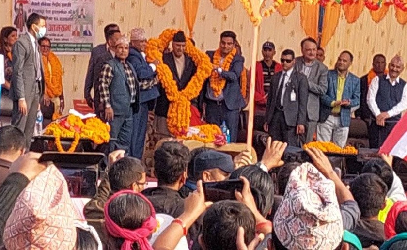 प्रधानमन्त्री देउवालाई गृहजिल्लामा ३२ किलोको माला