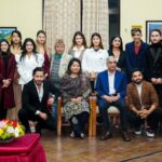 बालुवाटारमा कलाकारहरुसँग प्रधानमन्त्री देउवा