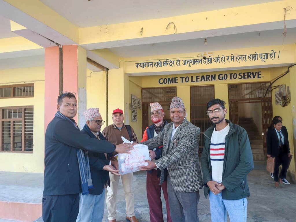 विद्यार्थी नेता ओझाले सहयोग गरे क्याम्पसलाई स्वास्थ्य सामग्री