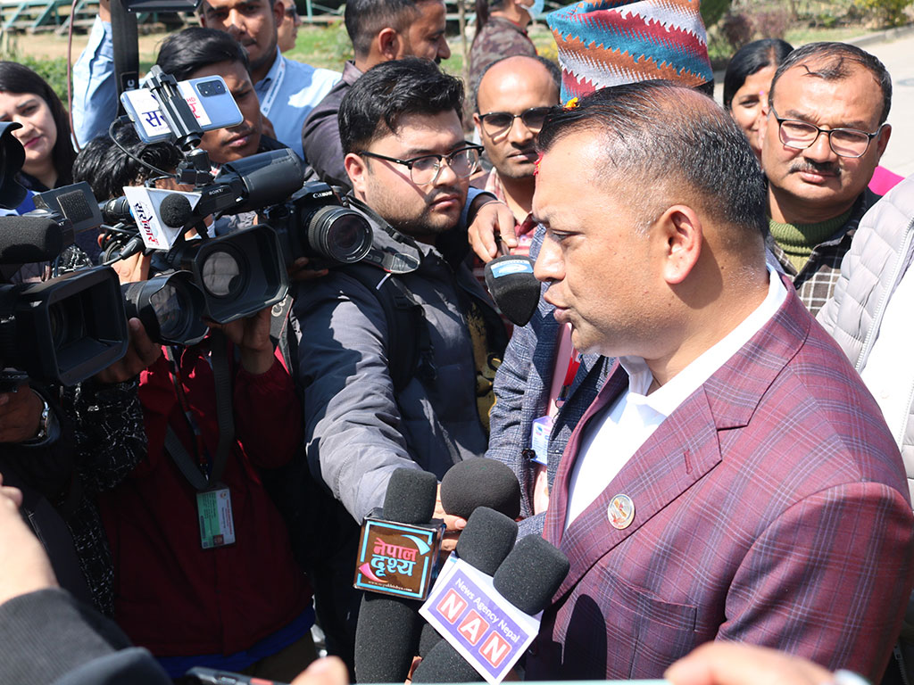 हुलाकी राजमार्ग वरपर गगन थापाले संवाद यात्रा गर्ने