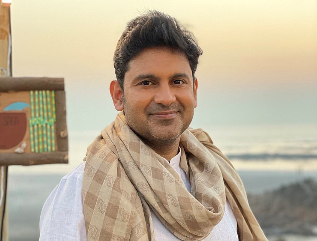 आदिपुरुषका लेखकले भने- हात जोडेर नि:शर्त माफी चाहन्छु