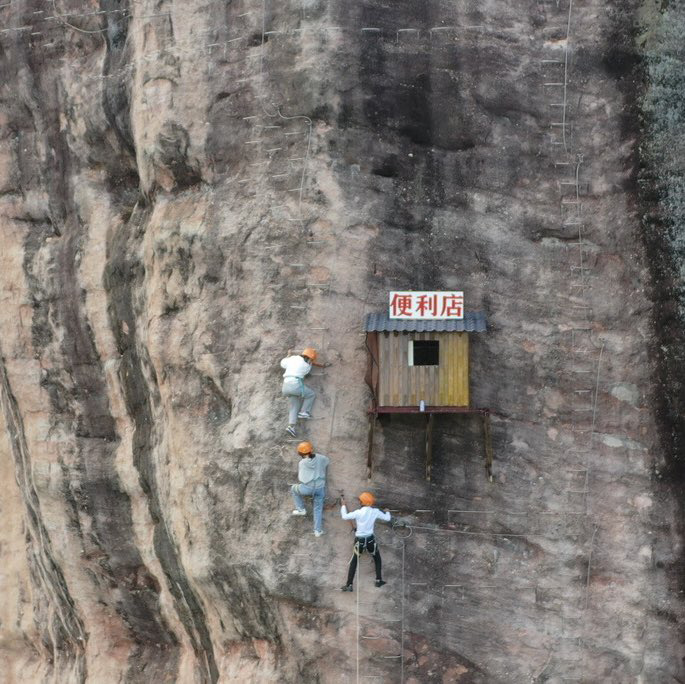 भिरमा अड्किएको चिया पसल जहाँ चिया पिउन डोरीमा झुण्डिएर जानुपर्छ