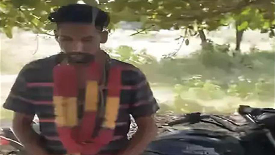 चोरलाई माला लगाएर स्वागत