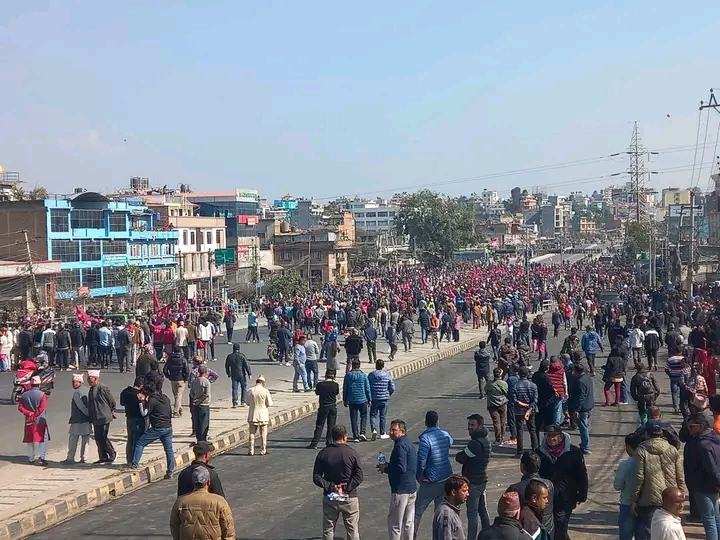 प्रहरीद्वारा दुर्गा प्रसाईँका समर्थकमाथि अश्रुग्यास प्रहार