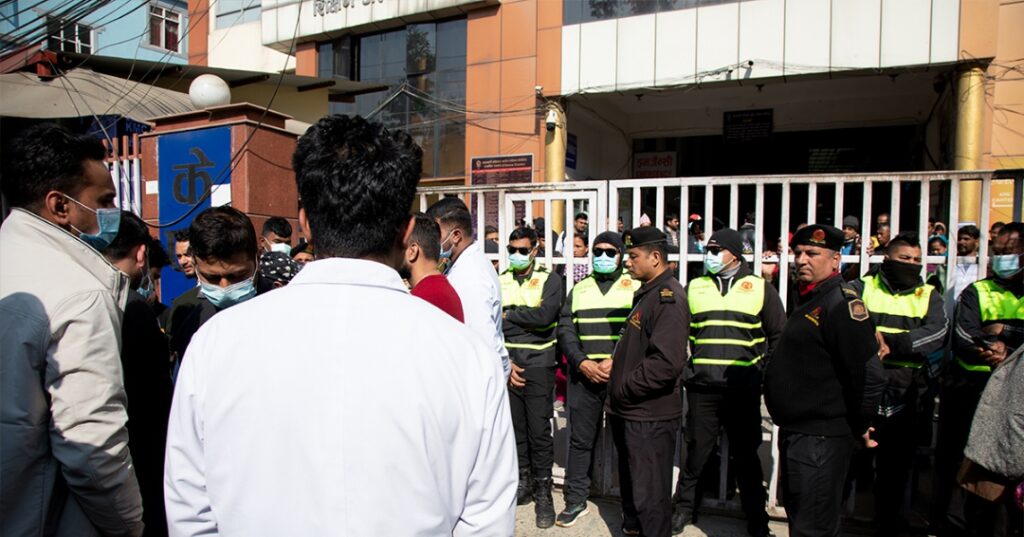 केएमसी अस्पतालमा चिकित्सक र सुरक्षाकर्मीबीच झडप