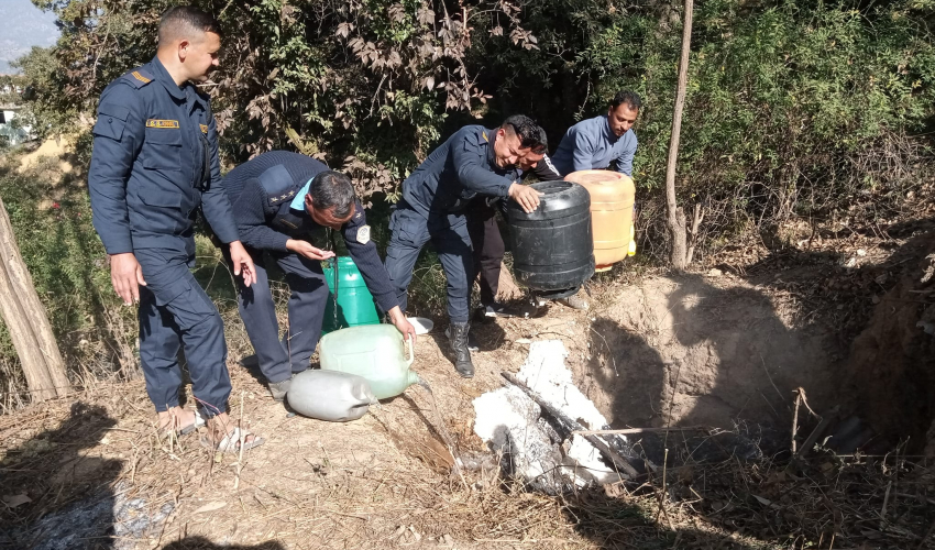 डडेल्धुरामा प्रहरीले अवैध घरेलु मदिरा बरामद गरि नष्ट
