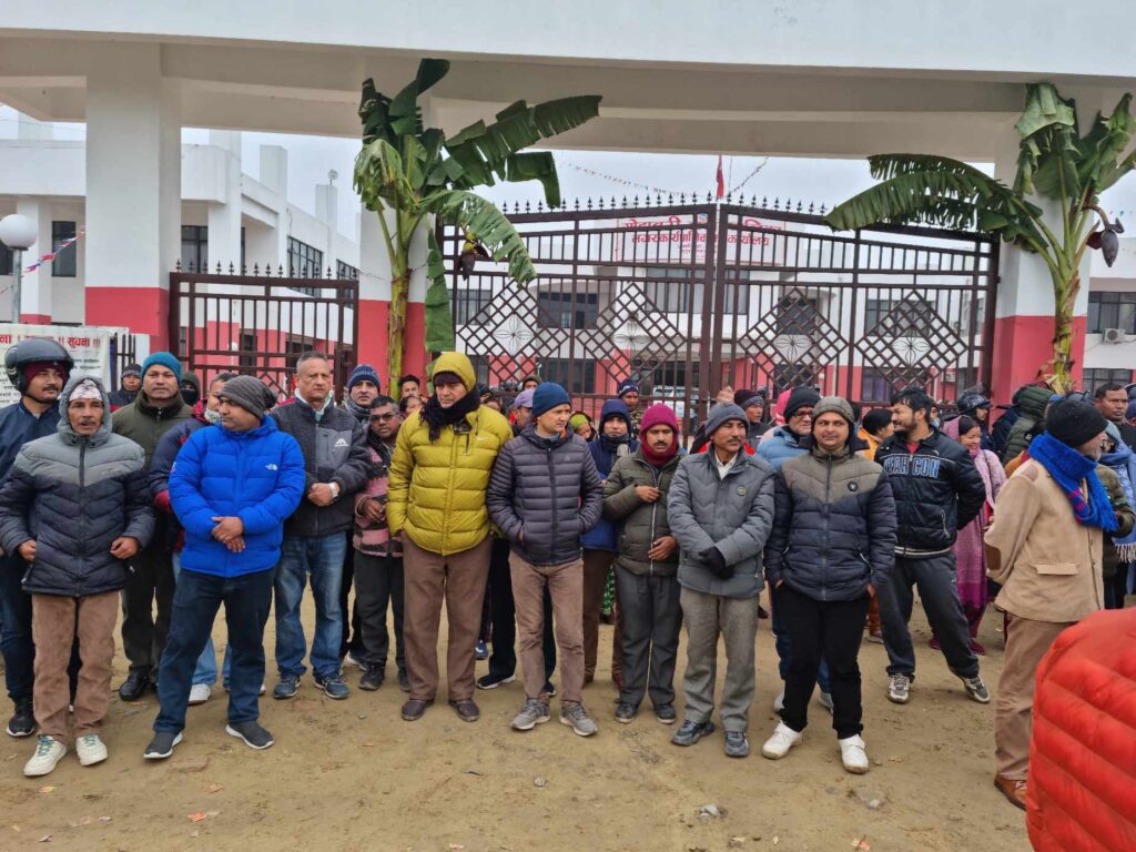 कांग्रेसले गोदावरी नगरपालिकाको भवन उद्घाटन गर्न खोजेपछि एमालेद्वारा घेराउ