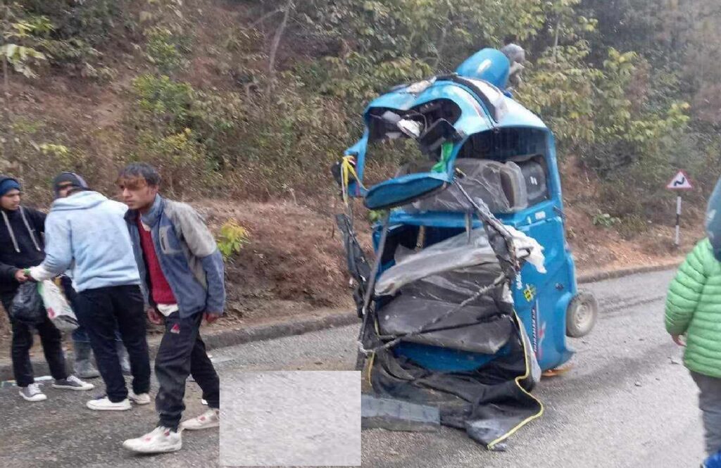 डडेल्धुरामा अटो रिक्सा दुर्घटना हुँदा प्रहरी जवानसहित ६ जना घाइते