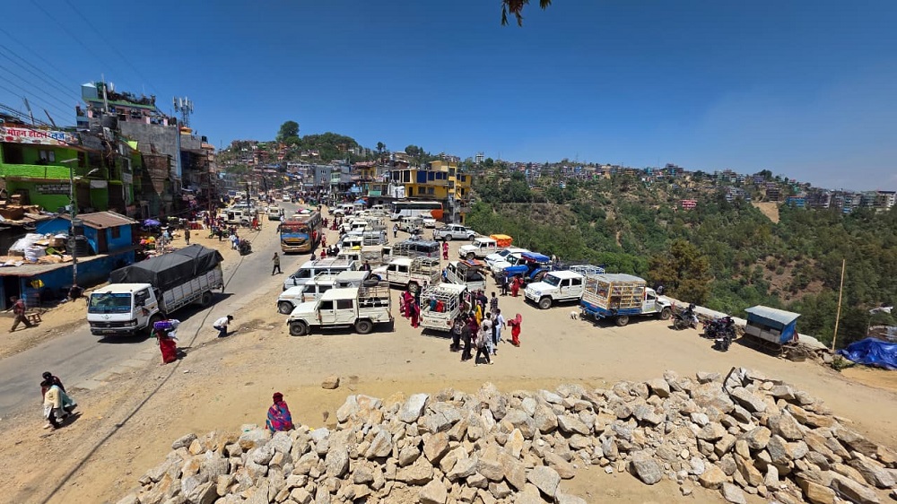 बजेट अभावमा डडेल्धुरा सदरमुकाम सडक अलपत्र !