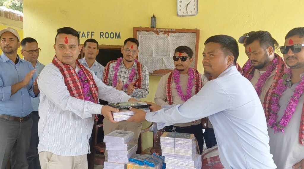 डोटीको रघुनाथ माविलाई एक लाख बढीको शैक्षिक तथा औषधि सहयोग !